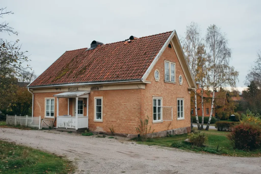 tecken p att ditt tak beh ver en takbesiktning undvik dyra verraskningar